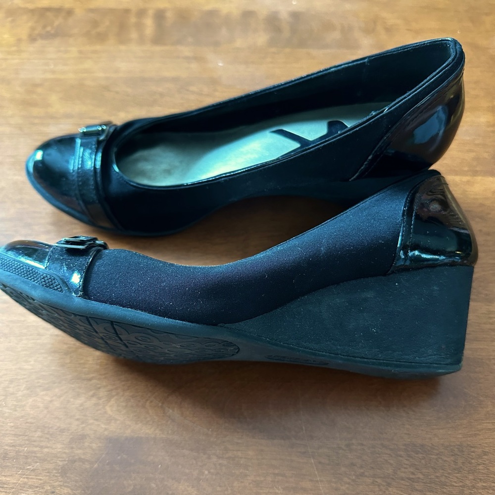 Sized 10M black dressy wedges